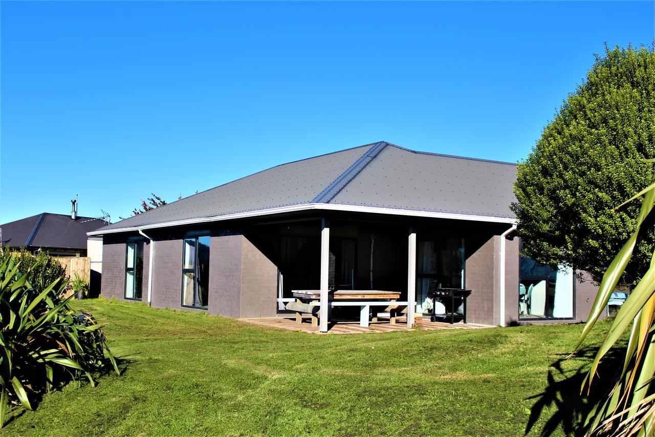 Between The Mountains Rotorua Exterior photo